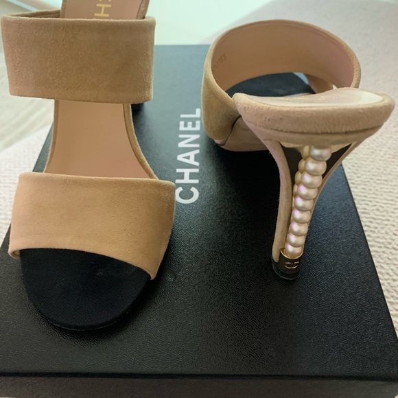CHANEL suede mules with Pearl heels - Picture 2 of 8